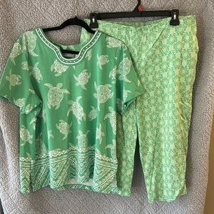 Alfred Dunner Women's Green Turtle Print Short Sleeve Top and matching Capri Set